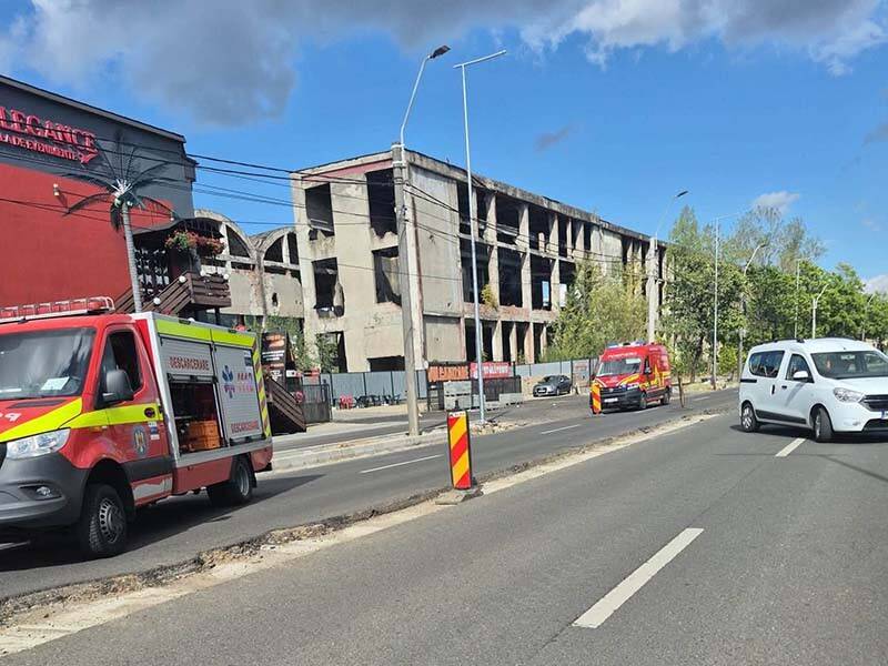 Echipaje de pompieri și operatori de distribuție intervenind la magistrala de gaz avariată în Baia Mare Echipaje de pompieri și operatori de distribuție intervenind la magistrala de gaz avariată în Baia Mare