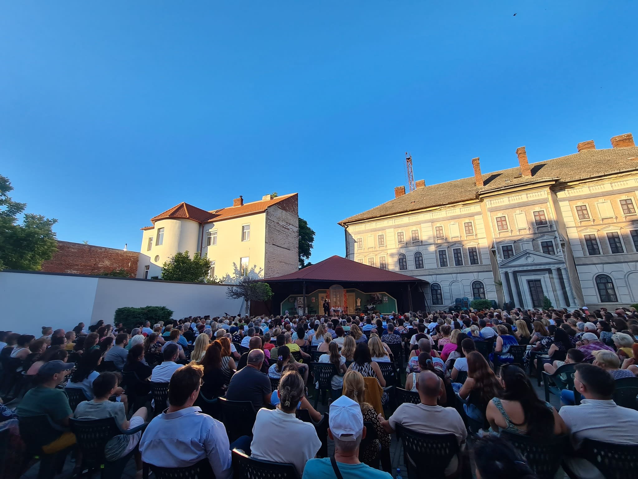 Spectatori în aer liber la Teatrul de Vară din Arad Spectatori în aer liber la Teatrul de Vară din Arad
