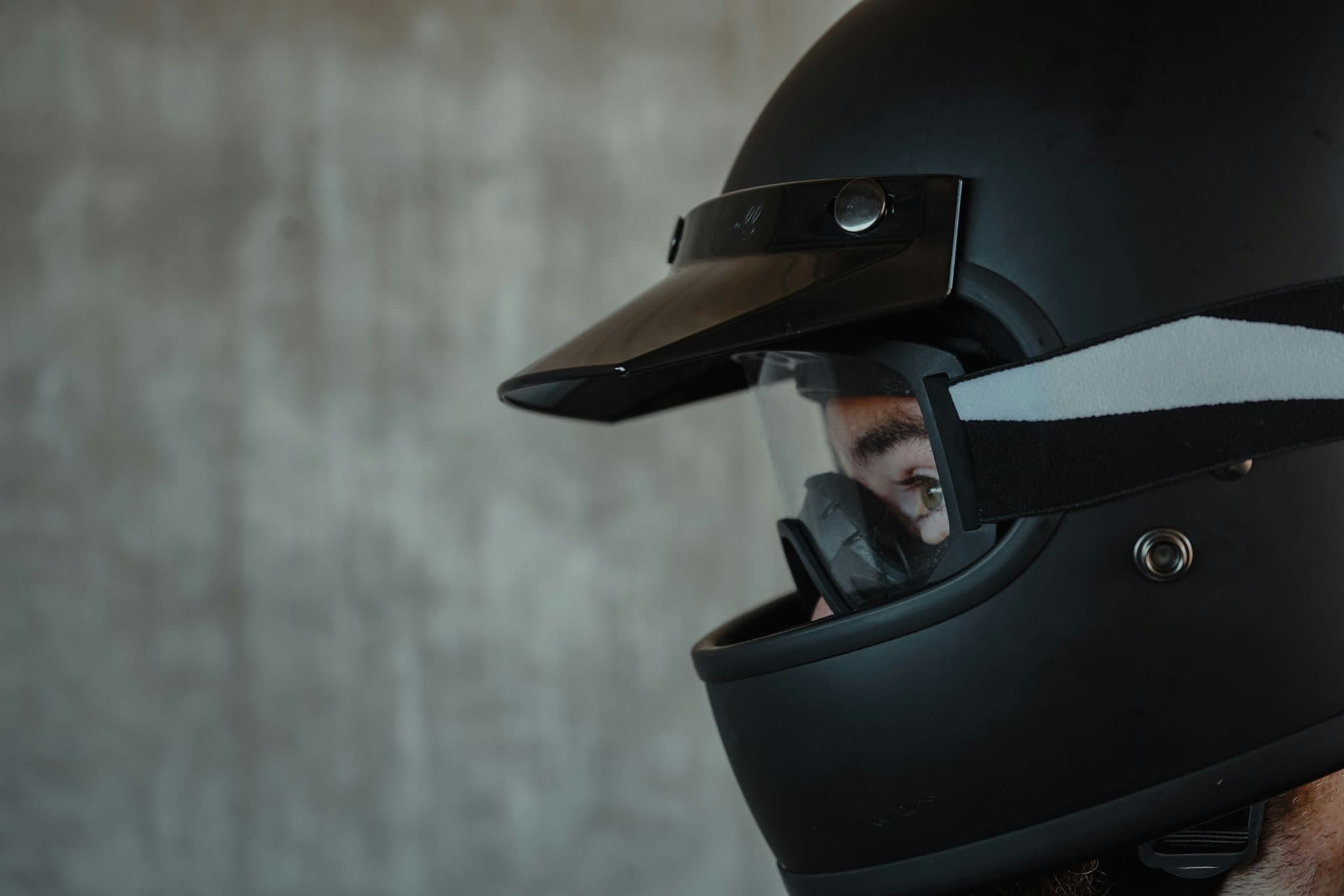Cască moto pe un fundal de drum Cască moto pe un fundal de drum