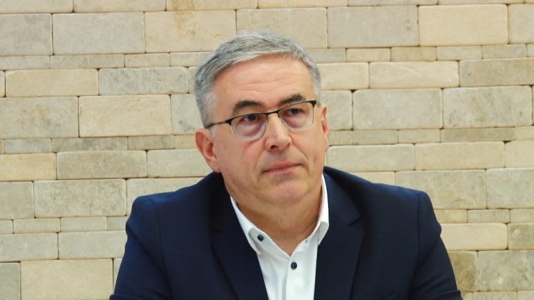 Politician din Caraș-Severin în fața casei sale, verificări în curs Politician din Caraș-Severin în fața casei sale, verificări în curs