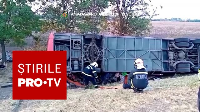 Autocar accidentat pe drum, poliție și echipaje de urgență în acțiune Autocar accidentat pe drum, poliție și echipaje de urgență în acțiune