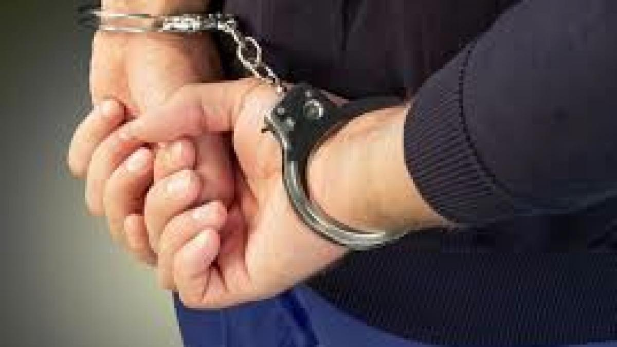 Polițiști din Vâlcea reținând un bărbat pentru încălcarea ordinului de protecție Polițiști din Vâlcea reținând un bărbat pentru încălcarea ordinului de protecție