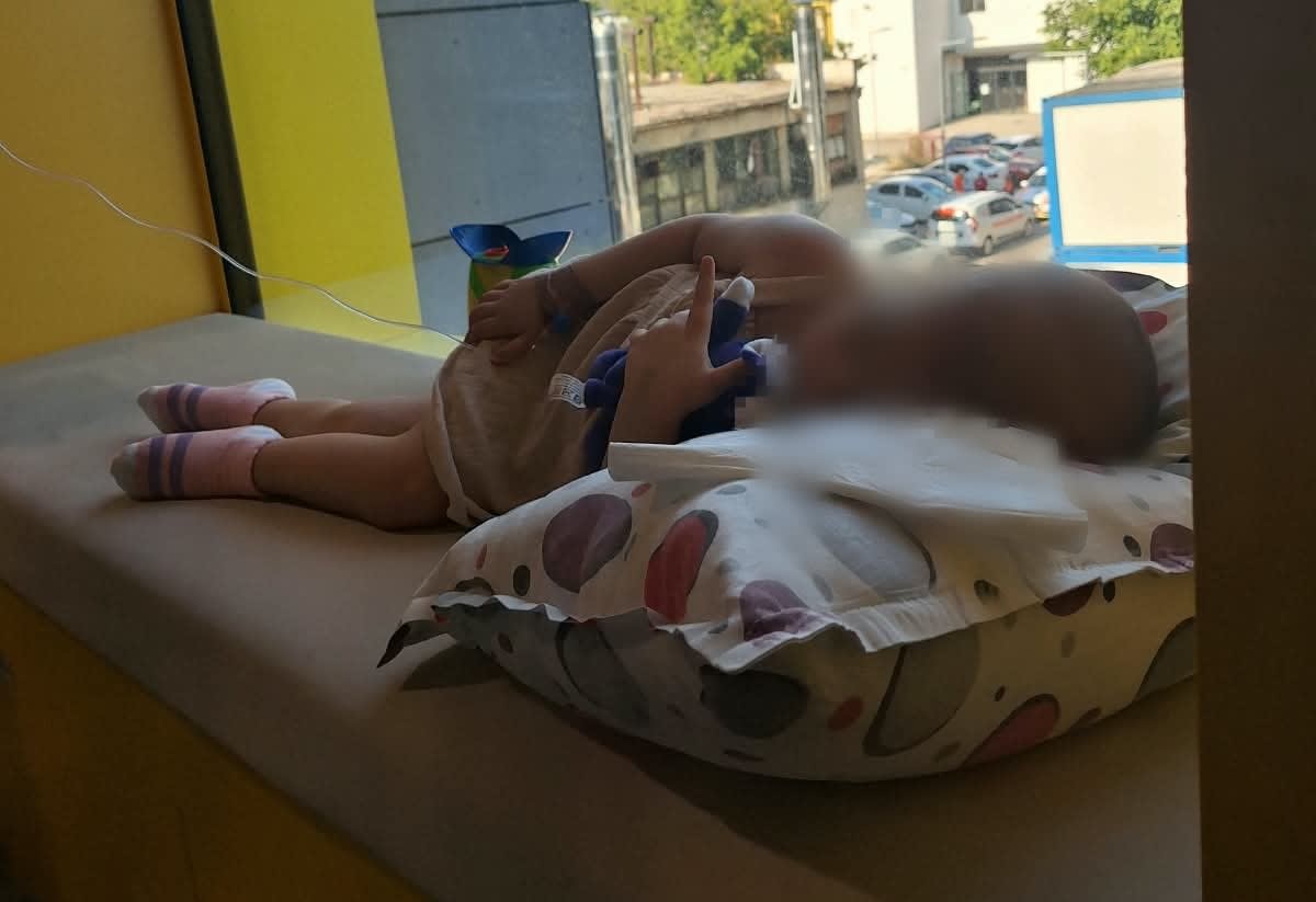 Fosta polițistă din Ploiești, procuror, cere sprijin pentru fiica de 3 ani cu leucemie