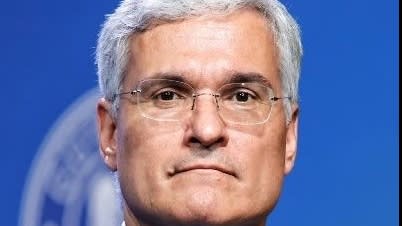 Dragoș Pîslaru la o conferință de presă