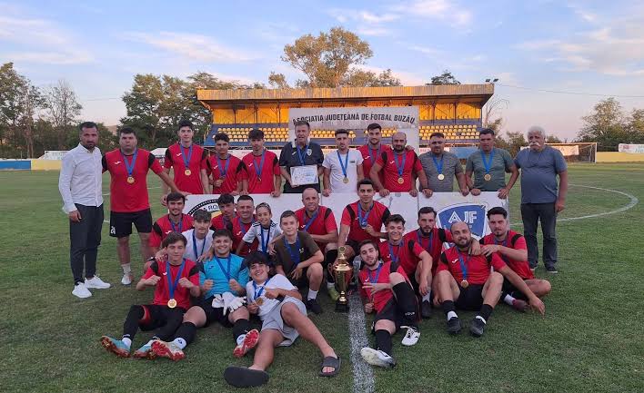 Meci de fotbal între echipe județene în Buzău Meci de fotbal între echipe județene în Buzău
