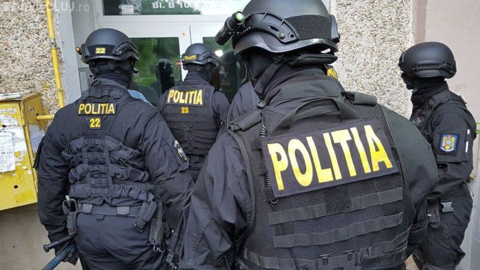 Polițiștii din Vâlcea au descoperit arme, muniție și capcane artizanale la Măciuca și Gușoeni