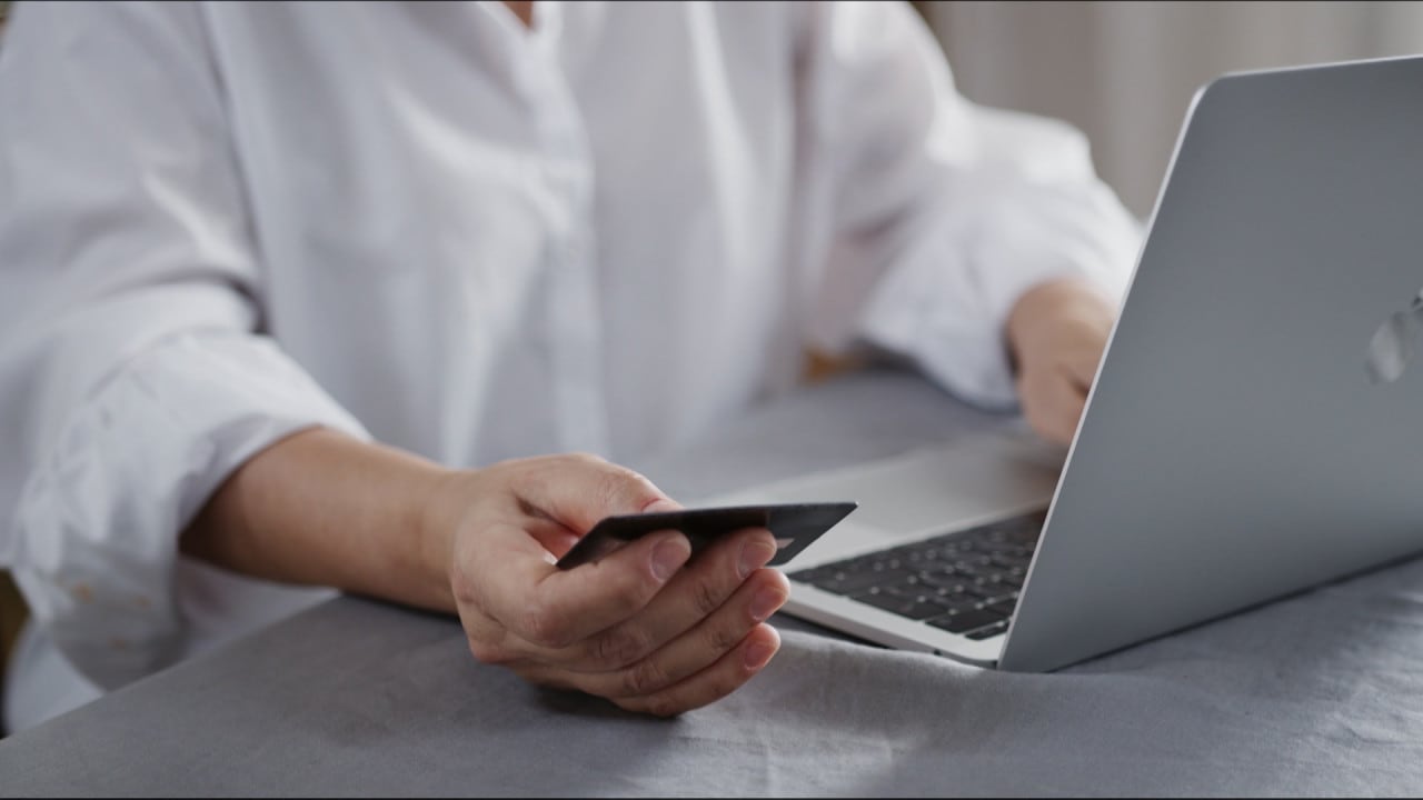 Taxe mai mari decât valoarea produselor: românii plătesc sume exorbitante pentru comenzi online din China