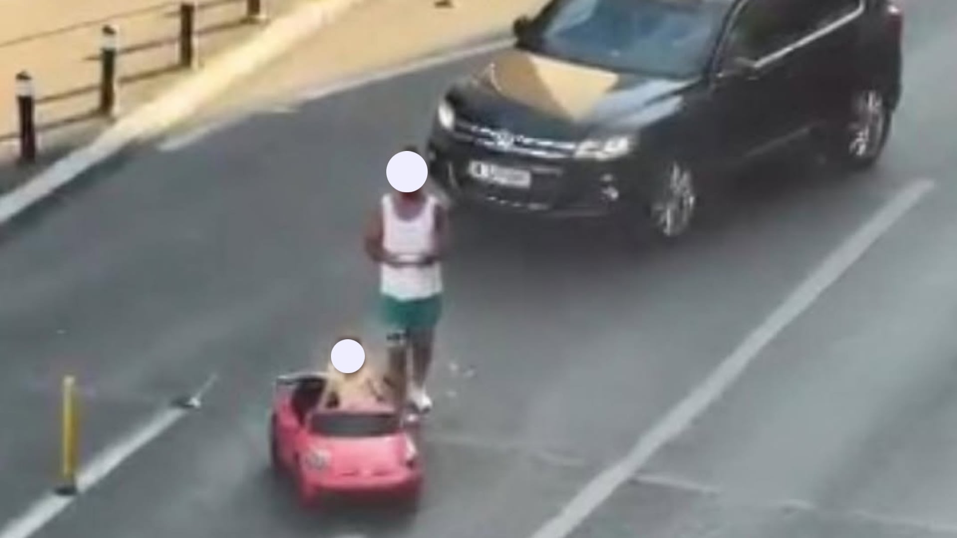 Tatăl care a lăsat fetița cu mașinuța pe Calea Victoriei primește amendă de sub 500 de lei
