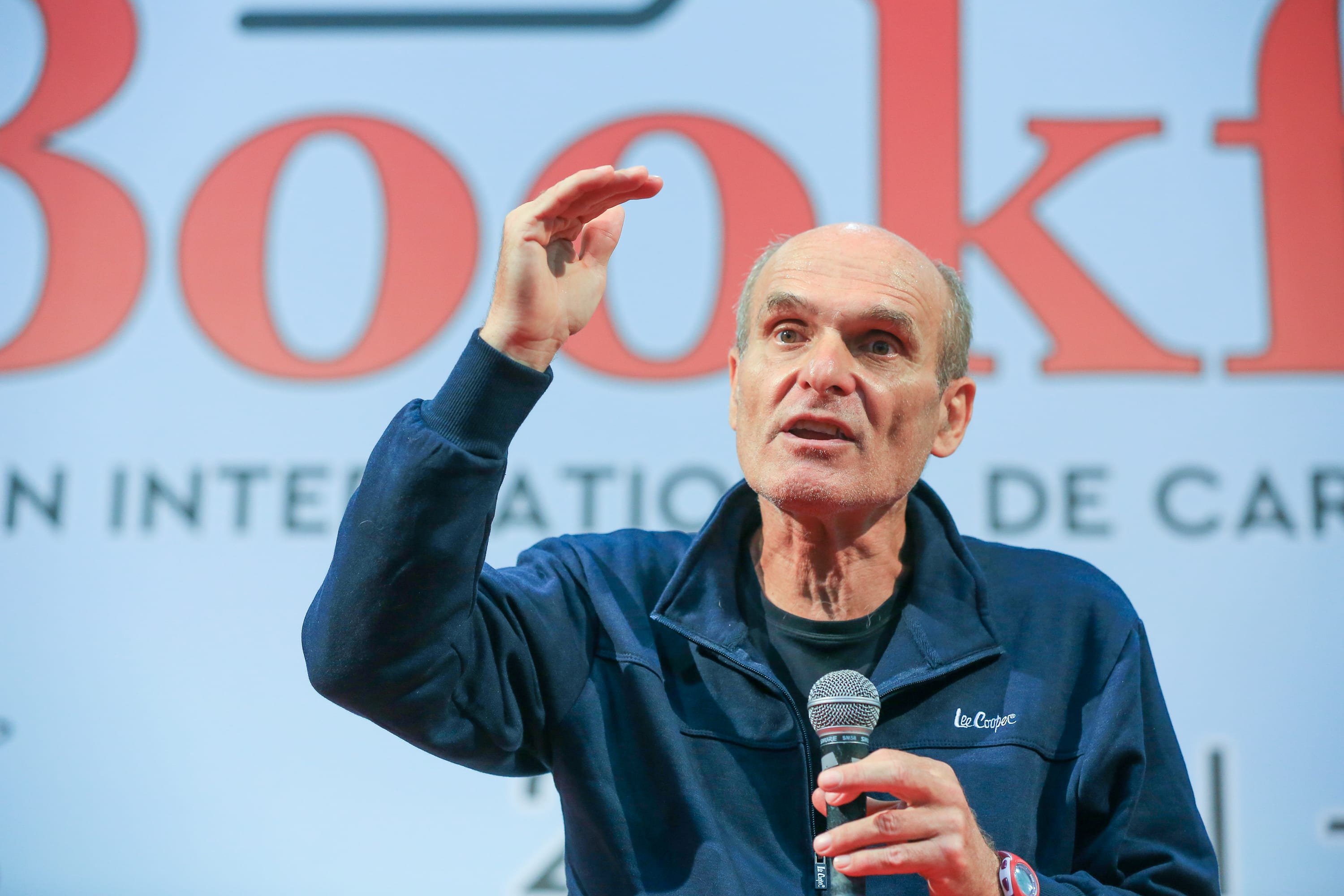 Cristian Tudor Popescu în studio, comentând decizii politice