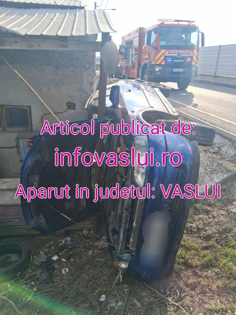 Utilaj răsturnat într-o rigolă la Ilieni: o persoană blocată în interior