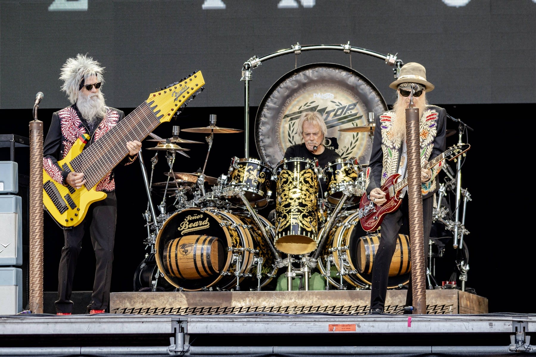 Frank Beard, bateristul formației ZZ Top, în timpul unui concert Frank Beard, bateristul formației ZZ Top, în timpul unui concert
