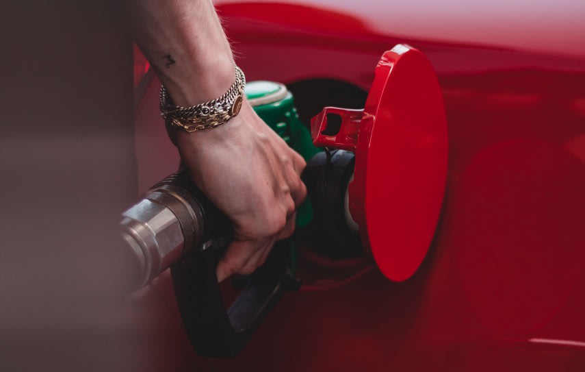 Pompa de motorină și indicator de prețuri la carburanți în România
