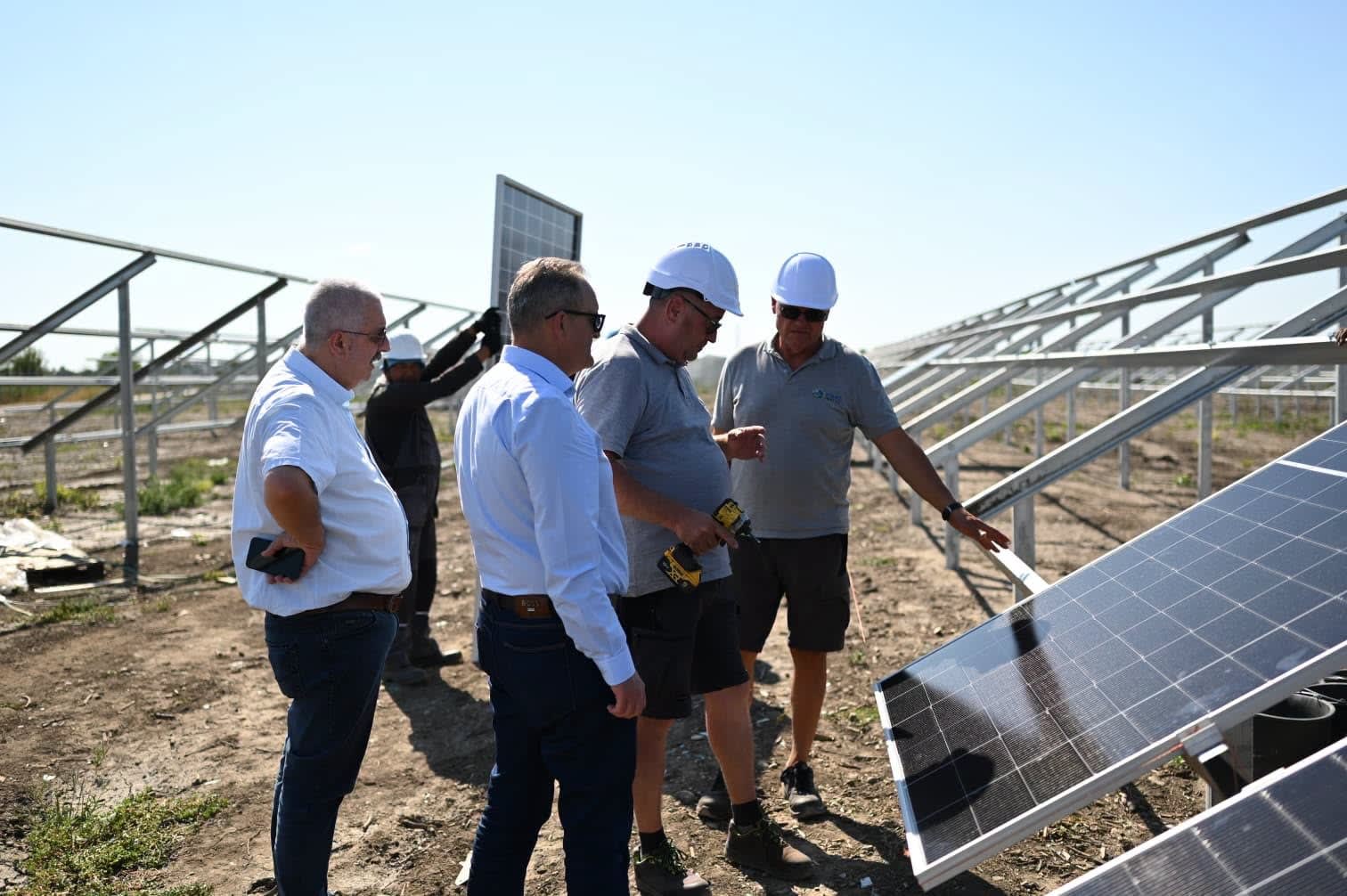 Trei centrale fotovoltaice în Prahova, în construcție cu investiție de peste 140 milioane lei