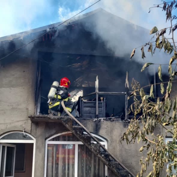 Incendiu devastator în satul Drăgănescu: trei gospodării au ars, doi porci s-au stins din viață de vii