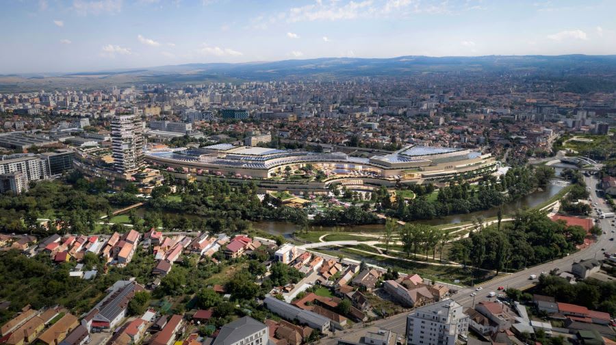 Clădiri moderne de retail și birouri în centrul unui oraș românesc