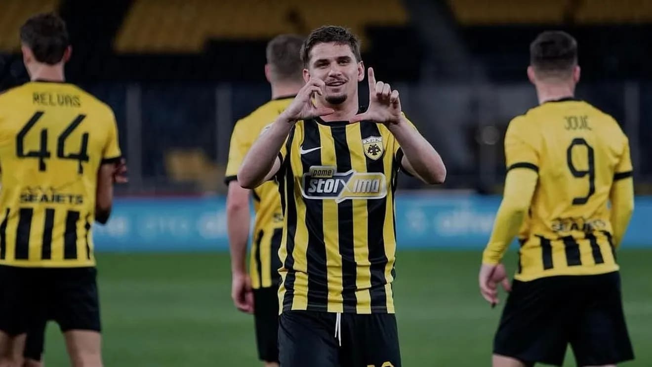 Răzvan Marin în acțiune pe teren în meciul Levski Sofia - AEK Răzvan Marin în acțiune pe teren în meciul Levski Sofia - AEK