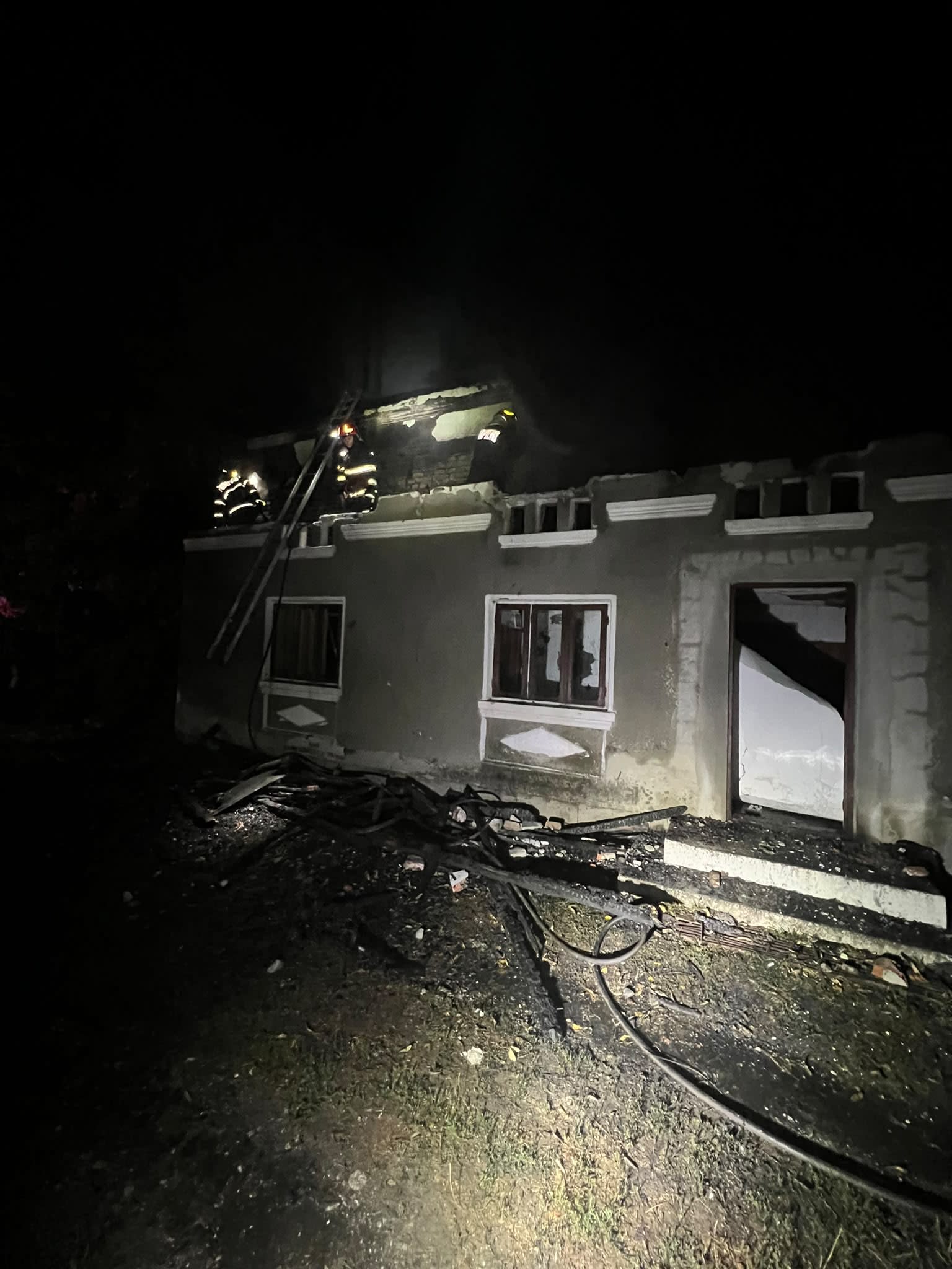 Pompieri în acțiune stingând incendiu la o gospodărie din Vâlcea Pompieri în acțiune stingând incendiu la o gospodărie din Vâlcea
