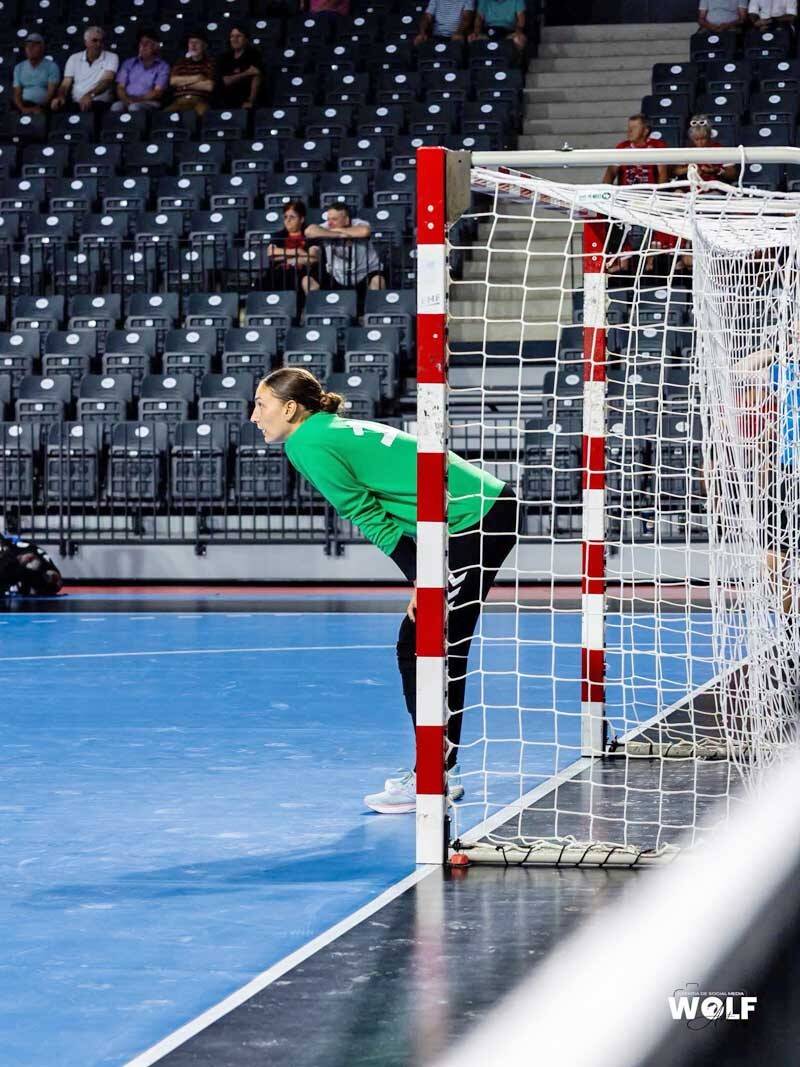 Portar croat Ivana Kapitanović în acțiune pe terenul de handbal Portar croat Ivana Kapitanović în acțiune pe terenul de handbal