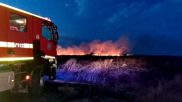 Pompieri din Giurgiu stingând incendii de vegetație Pompieri din Giurgiu stingând incendii de vegetație