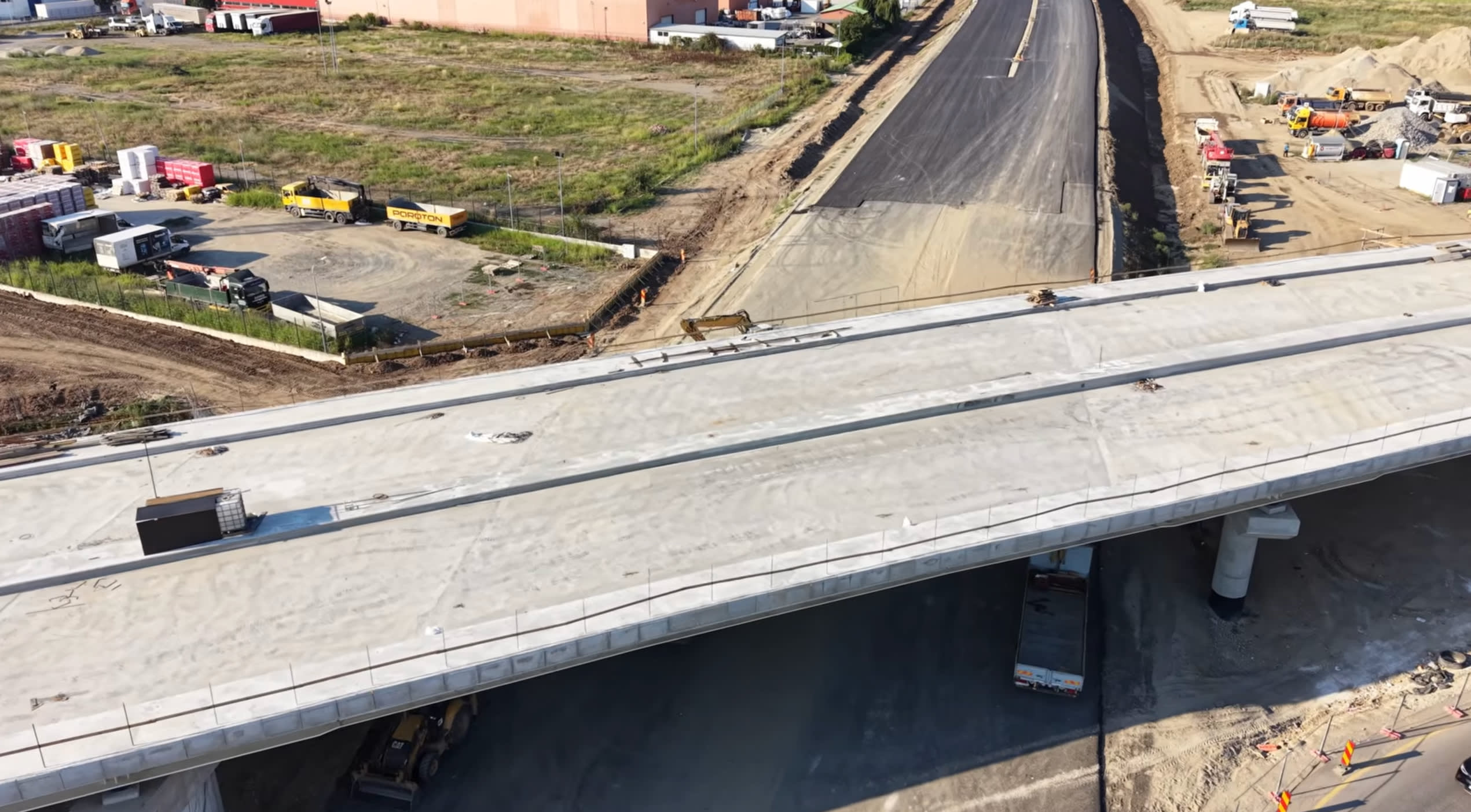 Pasajul A0 - DN3 în construcție, dronă deasupra șantierului, muncitori în acțiune Pasajul A0 - DN3 în construcție, dronă deasupra șantierului, muncitori în acțiune
