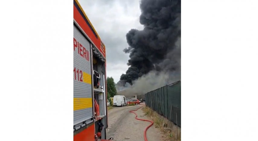 Pompieri în acțiune la incendiu lângă rafinăria Luk Oil din Prahova