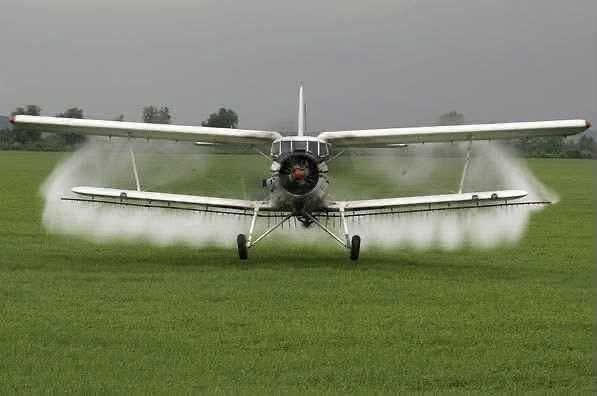 Avion de dezinsecție în zbor peste comuna Bradu, România Avion de dezinsecție în zbor peste comuna Bradu, România