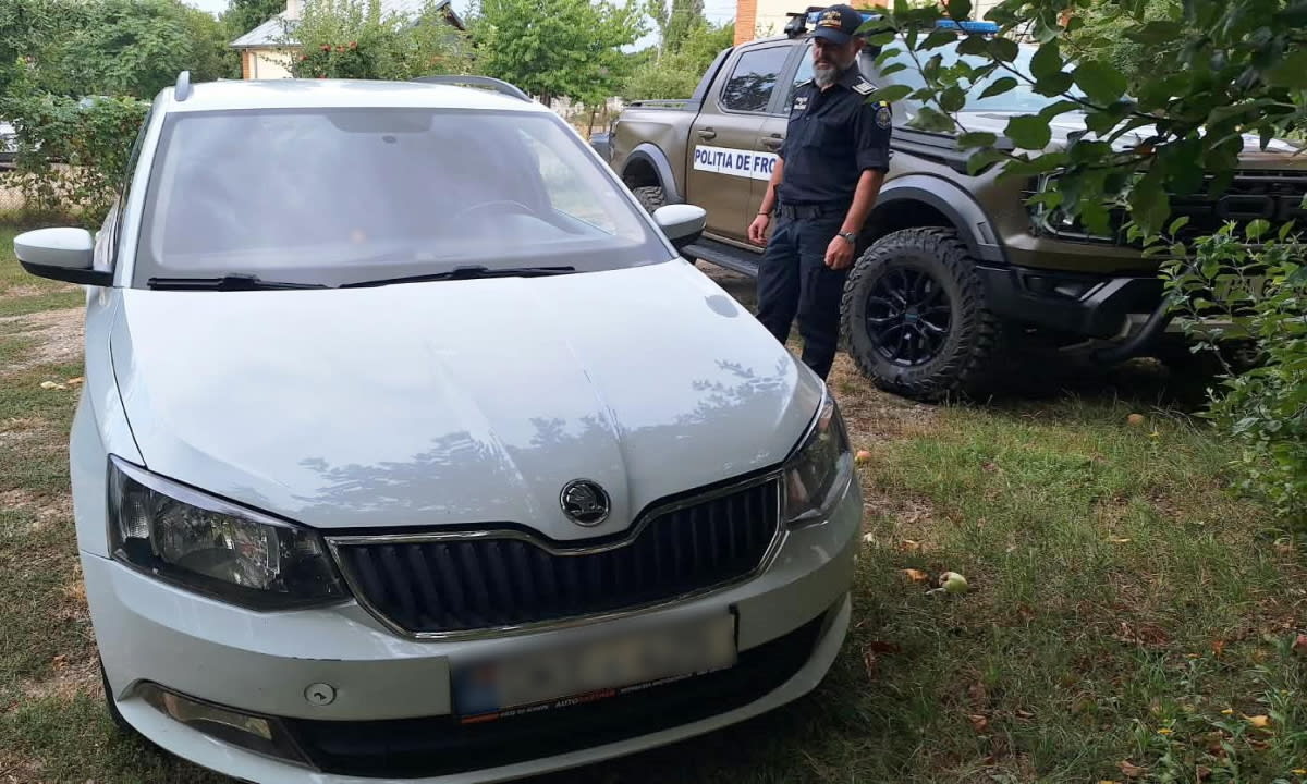 Polițiști de frontieră verificând un autoturism la Vama Albița Polițiști de frontieră verificând un autoturism la Vama Albița