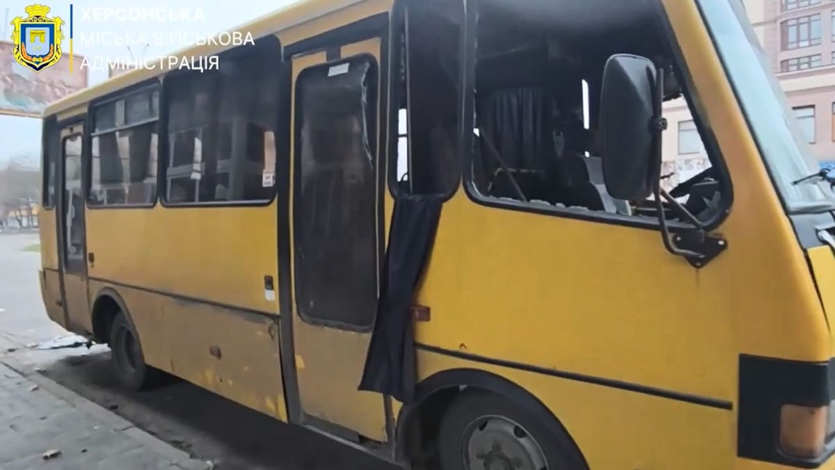 Patru civili s-au stins din viață în Herson după ce o dronă rusească a lovit un autobuz