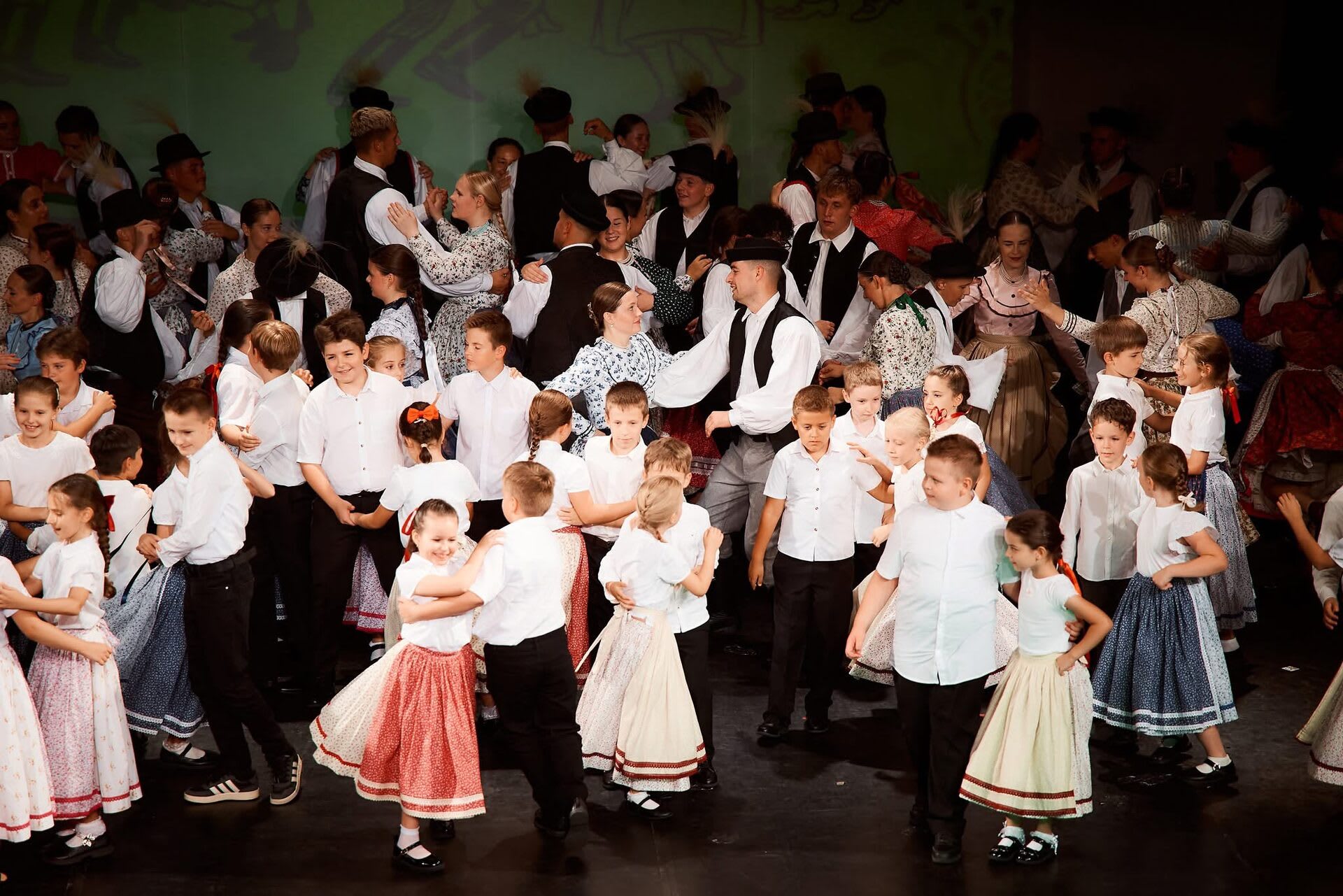 Spectacol folcloric la Teatrul de Nord Satu Mare Spectacol folcloric la Teatrul de Nord Satu Mare