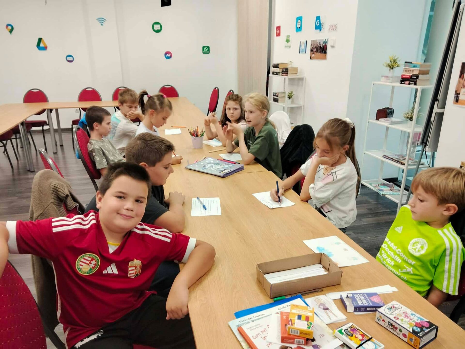 Copii participând la curs de limba română în bibliotecă Copii participând la curs de limba română în bibliotecă