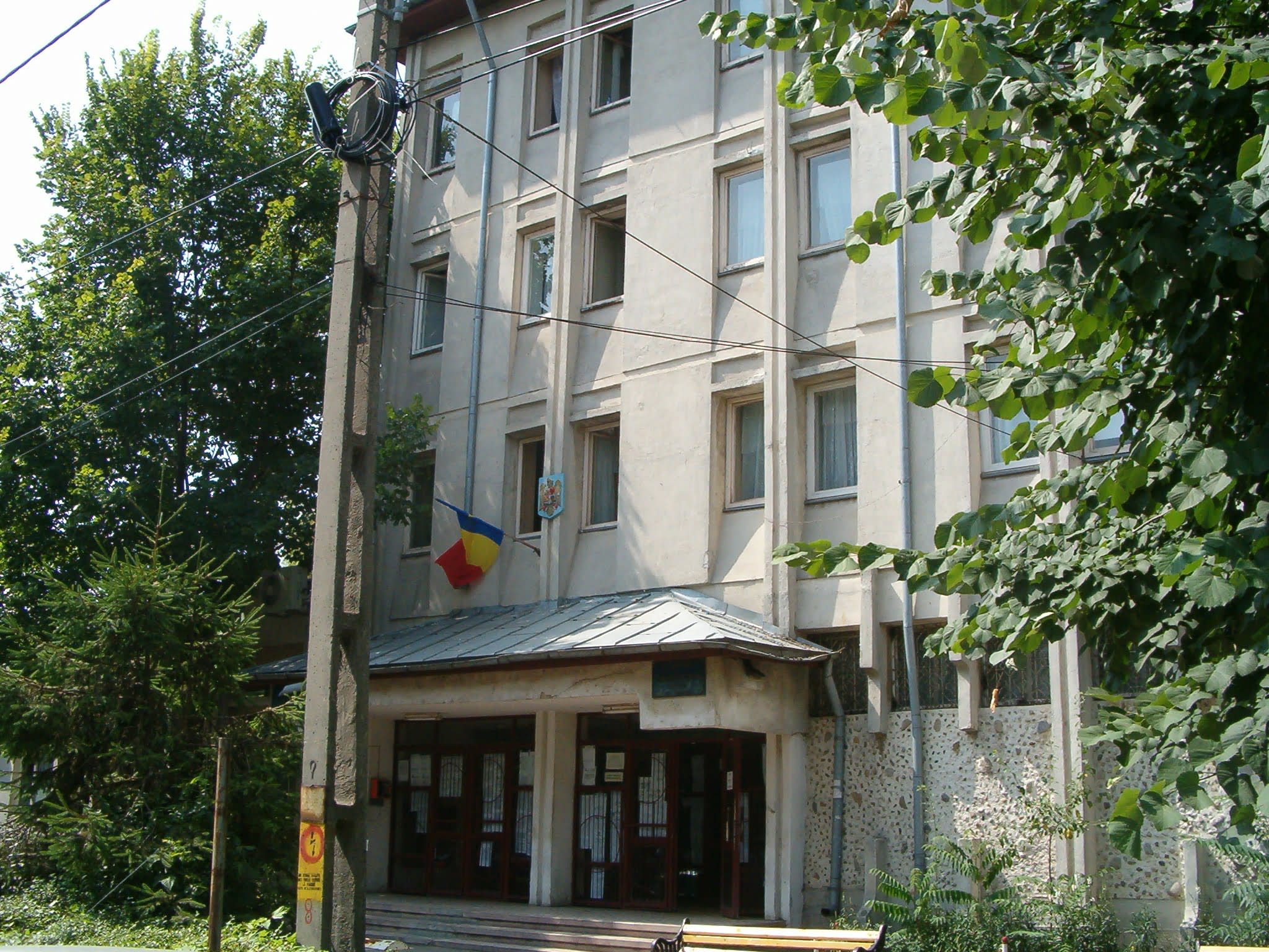 Polițiști și procurori în fața școlii din Mavrodin, anchetă în curs Polițiști și procurori în fața școlii din Mavrodin, anchetă în curs