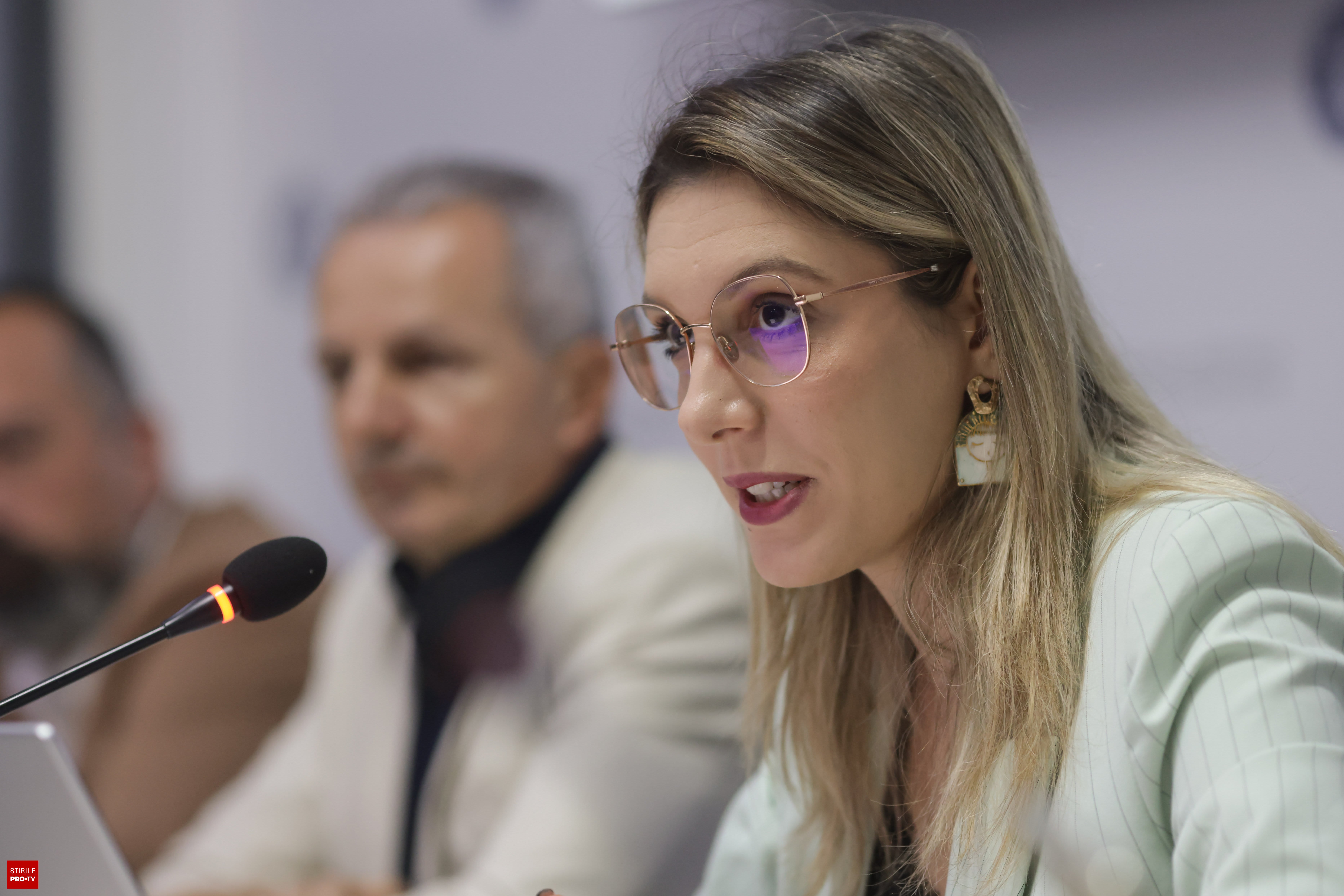 Diana Buzoianu în fața unei clădiri administrative Diana Buzoianu în fața unei clădiri administrative