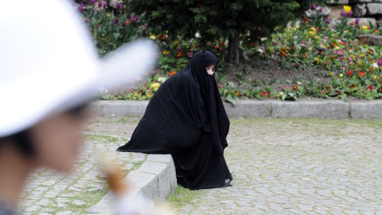 Femeie musulmană purtând burqa în spațiu public portughez Femeie musulmană purtând burqa în spațiu public portughez