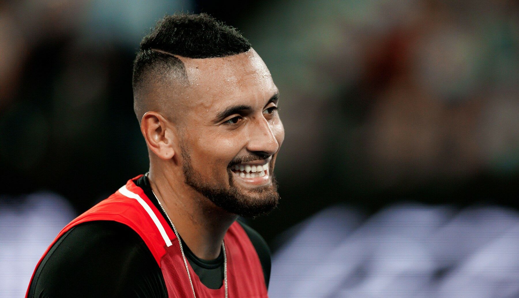 Nick Kyrgios în timpul unui meci de tenis pe terenul de la Wimbledon Nick Kyrgios în timpul unui meci de tenis pe terenul de la Wimbledon