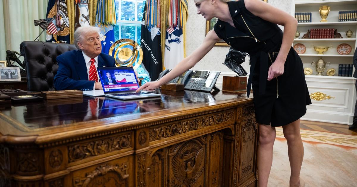 Natalie Harp în Biroul Oval, în apropierea lui Donald Trump Natalie Harp în Biroul Oval, în apropierea lui Donald Trump