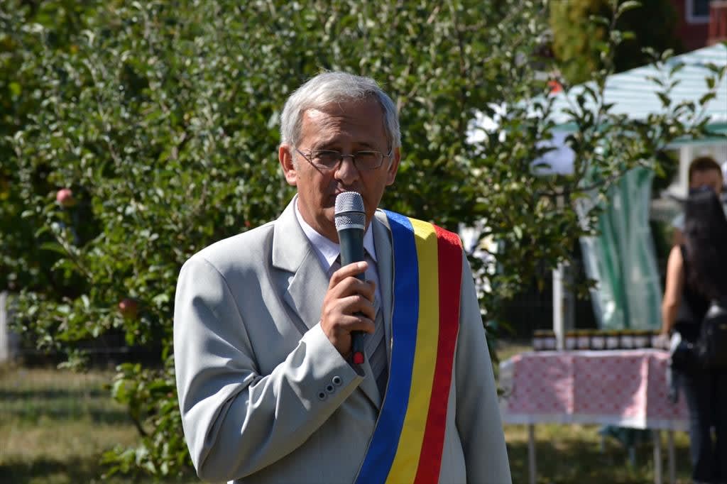 Primar italian în sat montan, gest de renunțare la salariu Primar italian în sat montan, gest de renunțare la salariu