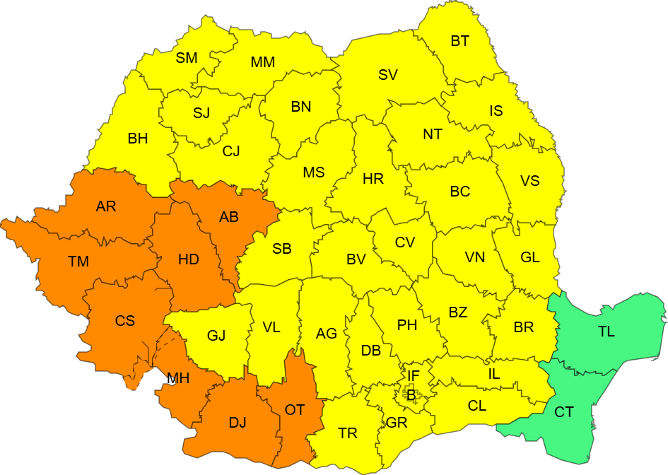 Femeie hidratându-se în soare, termometru cu temperatură ridicată, peisaj de vară în Sălaj Femeie hidratându-se în soare, termometru cu temperatură ridicată, peisaj de vară în Sălaj