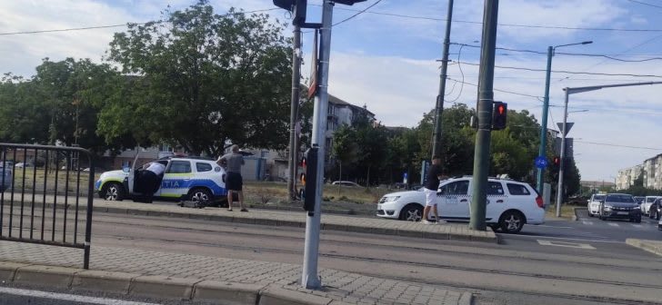 Polițiști și ambulanță la locul accidentului din Timișoara Polițiști și ambulanță la locul accidentului din Timișoara