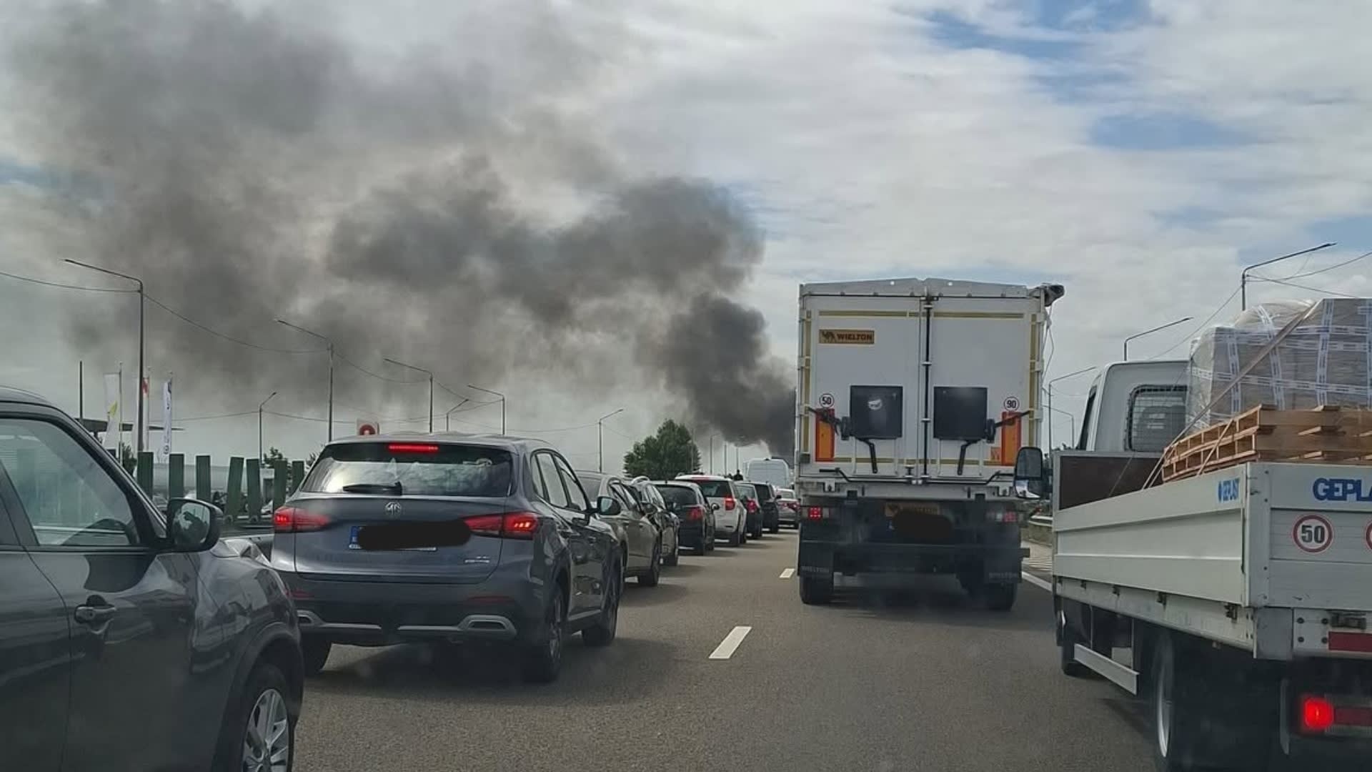 O mașină a luat foc pe Autostrada A2, la kilometrul 88: traficul spre București e oprit pe ambele benzi