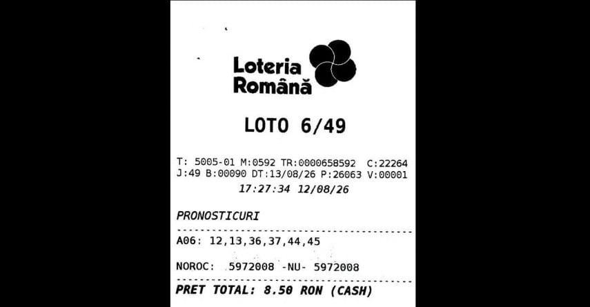 Femeie fericită ridicând premiul de peste 10 milioane de euro la Loto