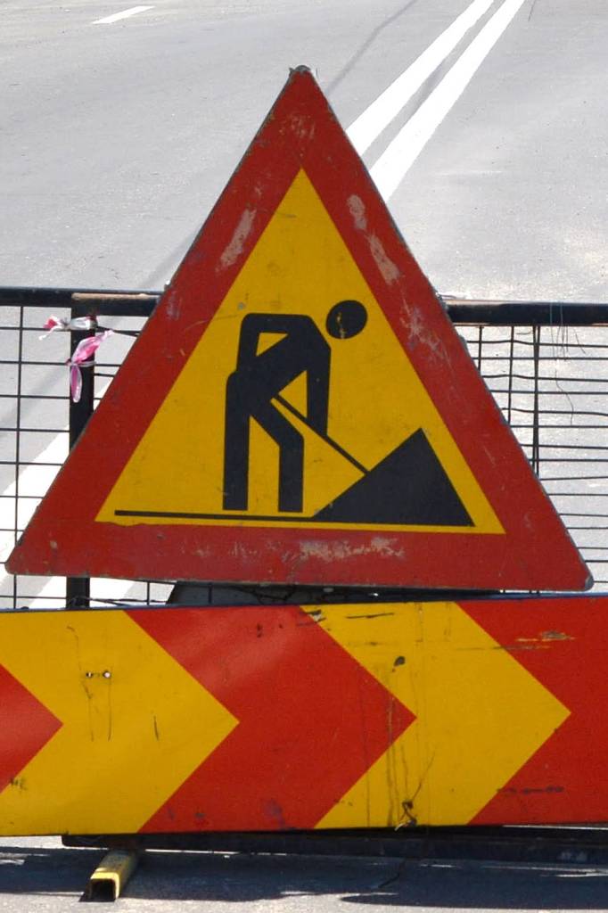 Lucrări de reparație pe strada Nisipului de Jos din Brașov, cu echipe de muncitori și utilaje Lucrări de reparație pe strada Nisipului de Jos din Brașov, cu echipe de muncitori și utilaje