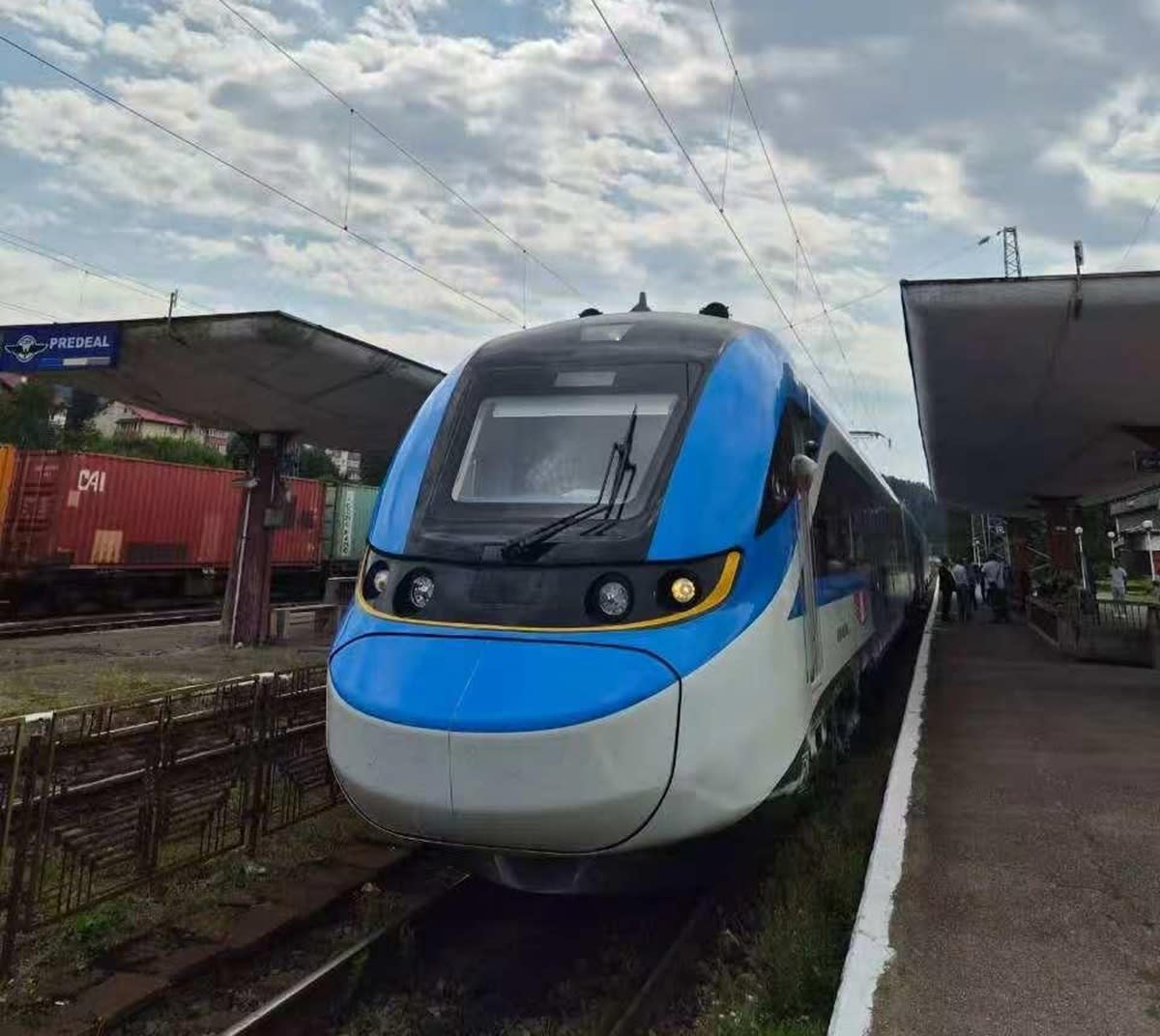 Un tren chinezesc testat de ani de zile circulă de azi pe Valea Prahovei. Ce dotări are noua garnitură