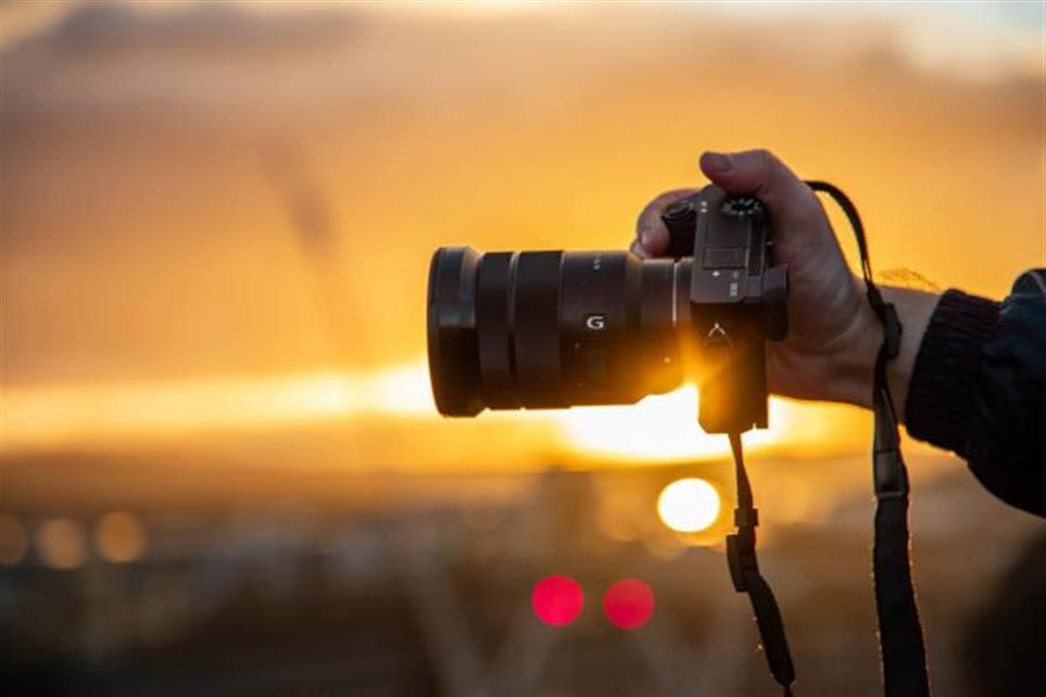 Fotograf în acțiune, surprinzând un moment special cu camera