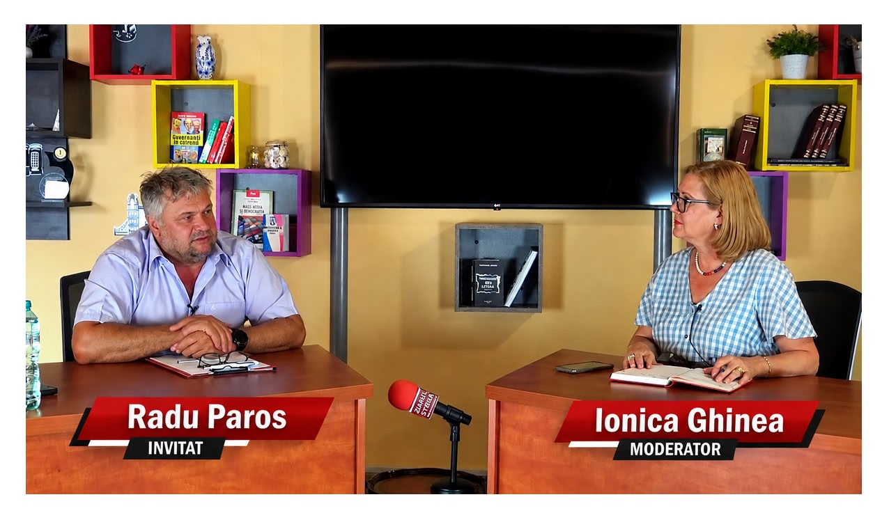 Jurnalist în studio radio în timp ce vorbește despre problemele comunității Jurnalist în studio radio în timp ce vorbește despre problemele comunității
