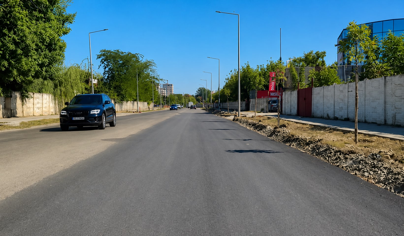 Echipe de muncitori turnând asfalt pe strada Tecuciului în Bârlad Echipe de muncitori turnând asfalt pe strada Tecuciului în Bârlad