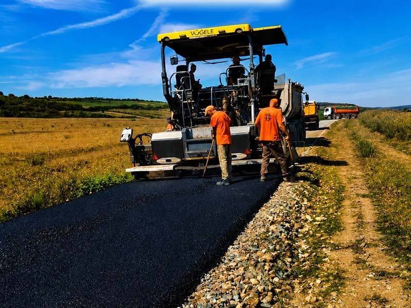 Piste pentru biciclete în construcție în Ulmeni, muncitori și utilaje Piste pentru biciclete în construcție în Ulmeni, muncitori și utilaje