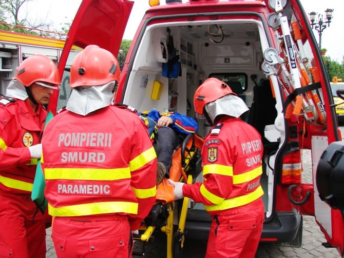 Pompieri intervenind la incendiu și explozie în satul Cățetu, Fârtățești Pompieri intervenind la incendiu și explozie în satul Cățetu, Fârtățești
