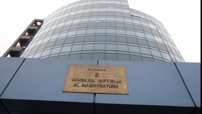 Judecători și procurori în sala de judecată, simbol al justiției române Judecători și procurori în sala de judecată, simbol al justiției române