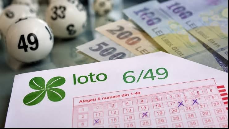 Femeie fericită ridicând premiul de la Loto 6/49 Femeie fericită ridicând premiul de la Loto 6/49