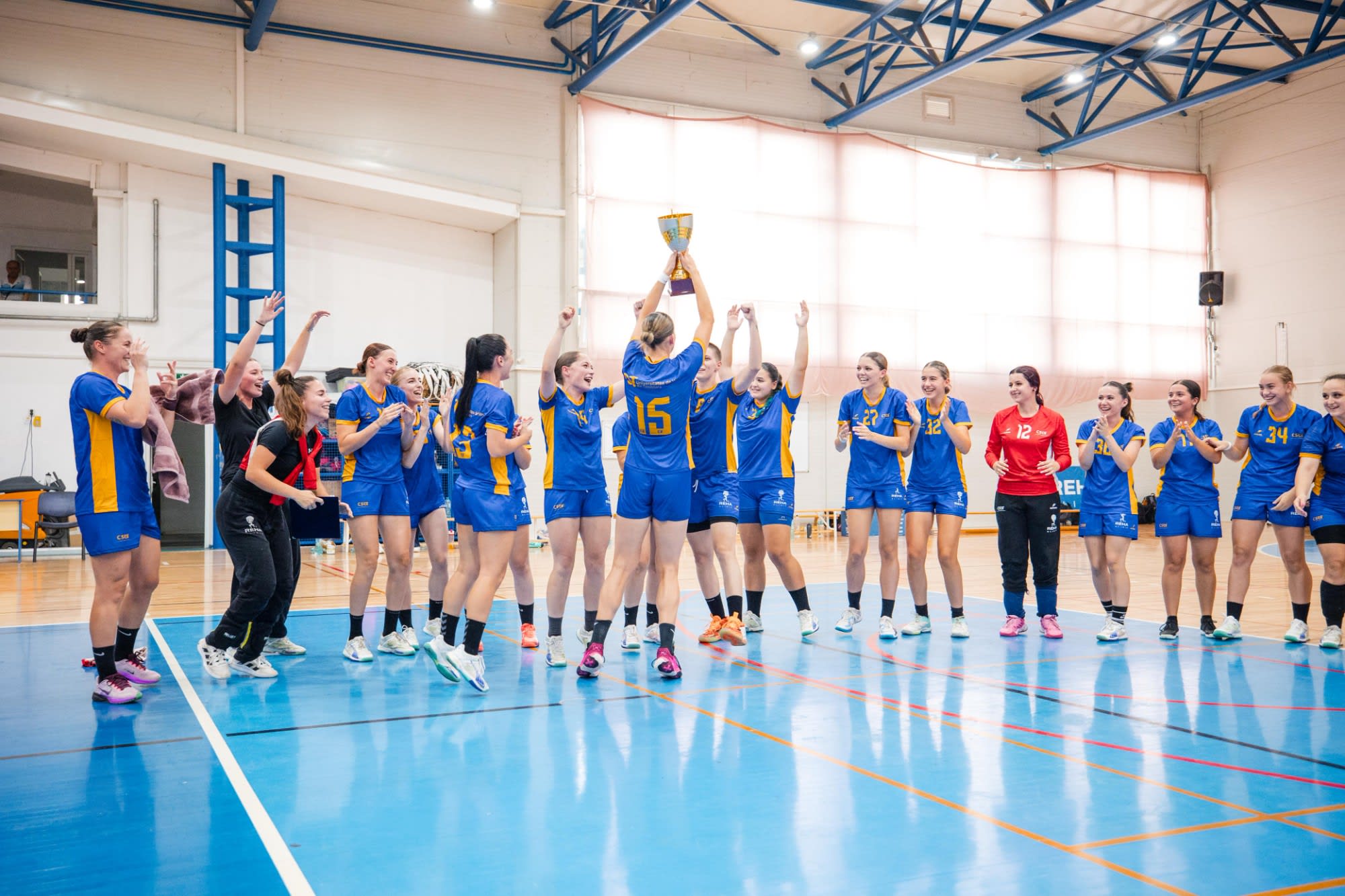 Meci de handbal feminin în sala Constantin Jude, Timișoara Meci de handbal feminin în sala Constantin Jude, Timișoara
